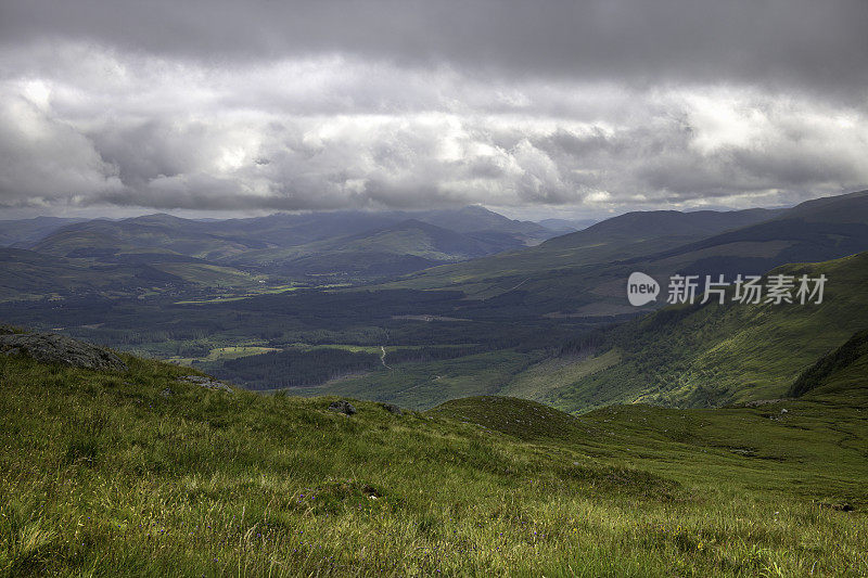 从Aonach Mor山顶俯瞰苏格兰威廉堡周围的山脉和山谷。